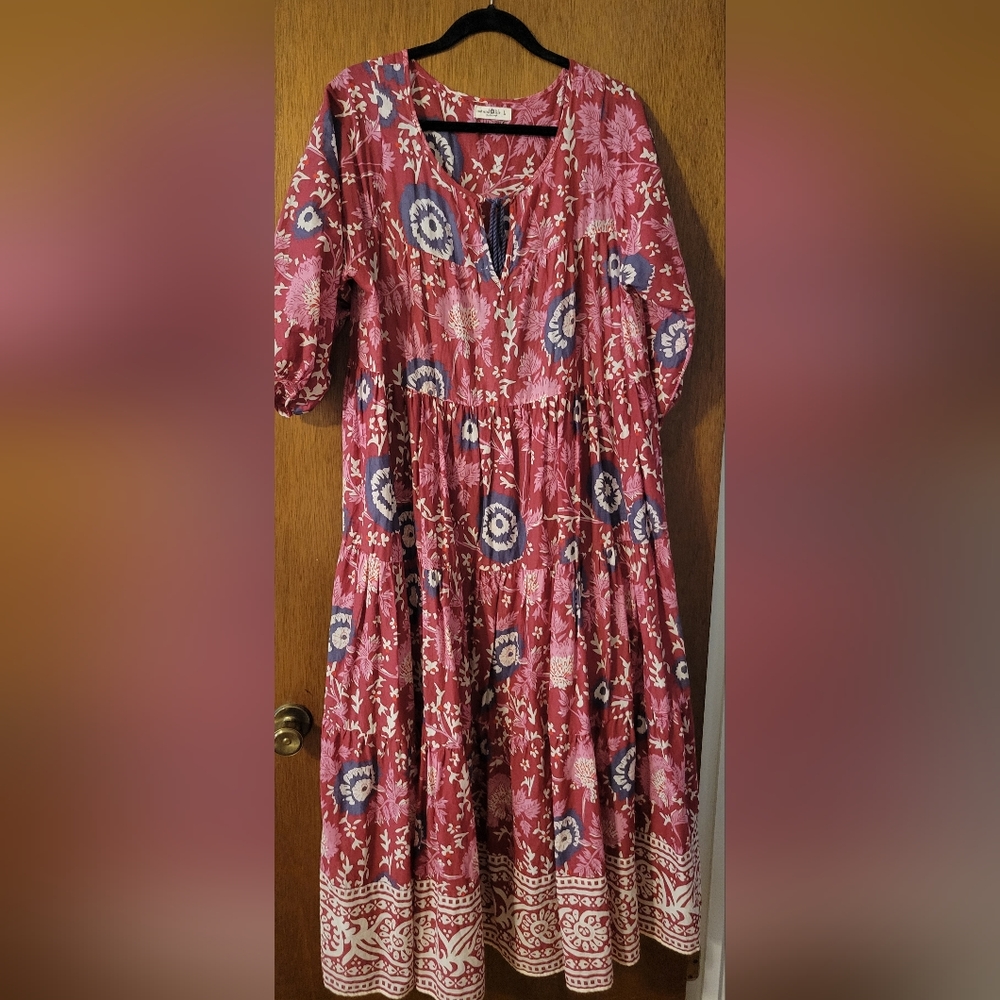 Natural Life label, size L, Red, Pink and purple flowers. Generous large.